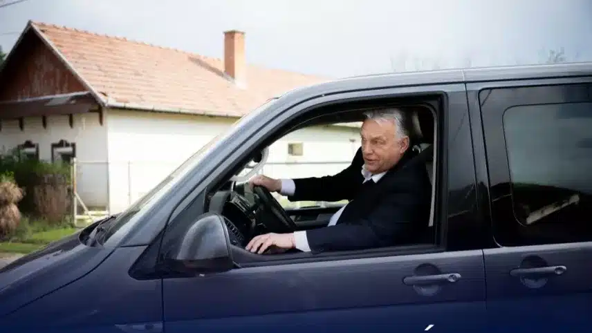 Orbán Viktor autóban