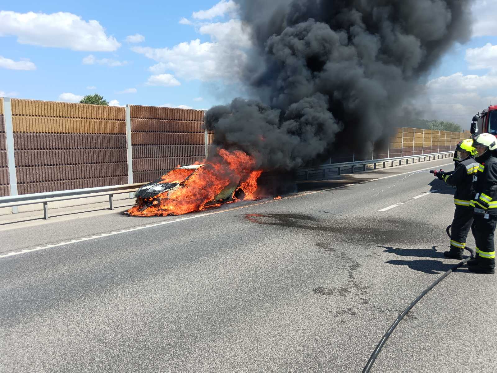 Menet közben kigyulladt egy autó az M4-es autóúton Péterinél