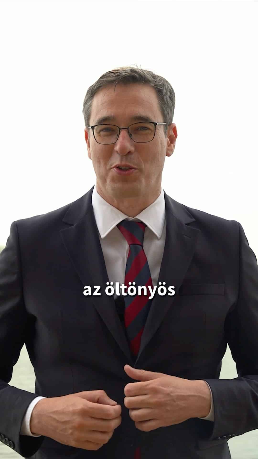 Karácsony Gergely átadott egy szabadstrandot, majd tolt egy óvatos sztriptízt