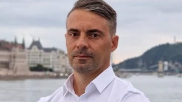 A parlamenti mandátumok kollektív visszaadását javasolja a Fidesznek Vona Gábor a megtagadott kézfogás után