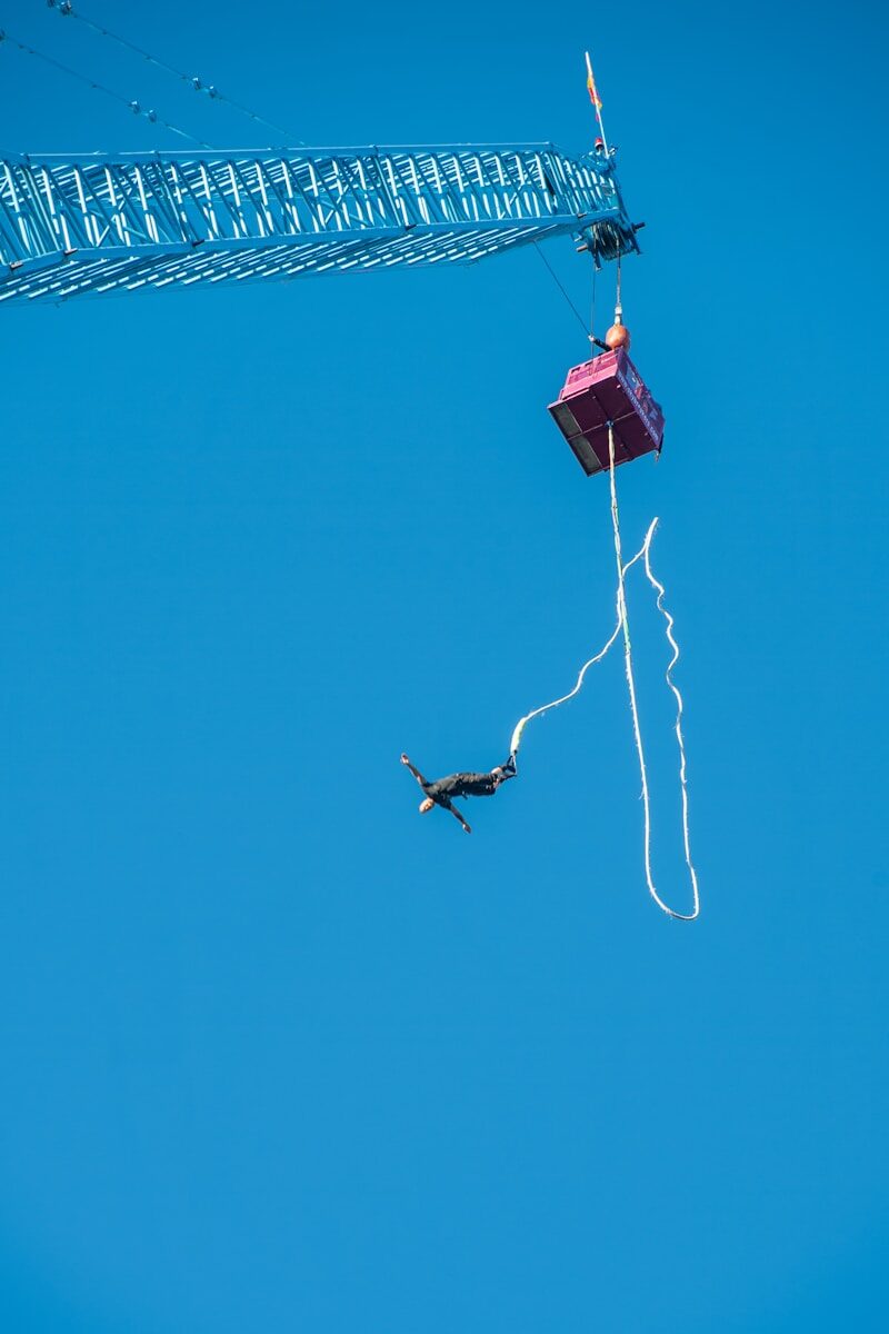 Drámai pillanatok a SZIN-en: a nyaka köré tekeredett a bungee jumping kötele egy fiatalnak