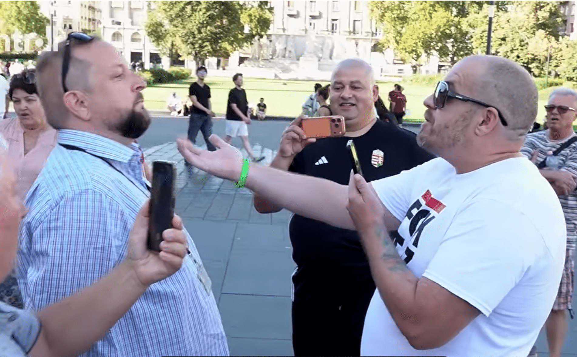 Rendőri intézkedésbe torkollott egy újságíró elleni incidens a Kossuth téri tüntetésen