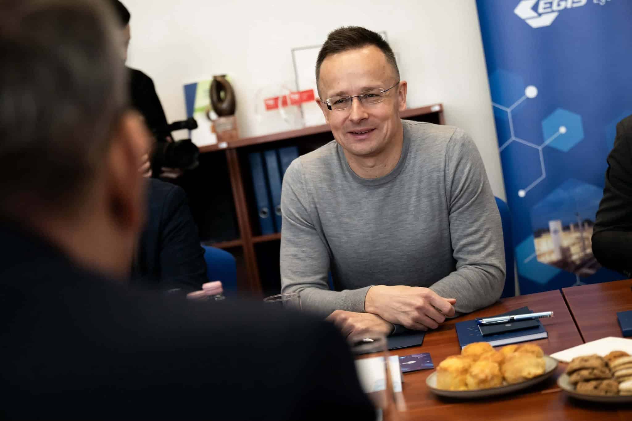 Személyes meghallgatásra hívja be Szijjártó Pétert a Nemzetbiztonsági Bizottság a BYD-s állása miatt
