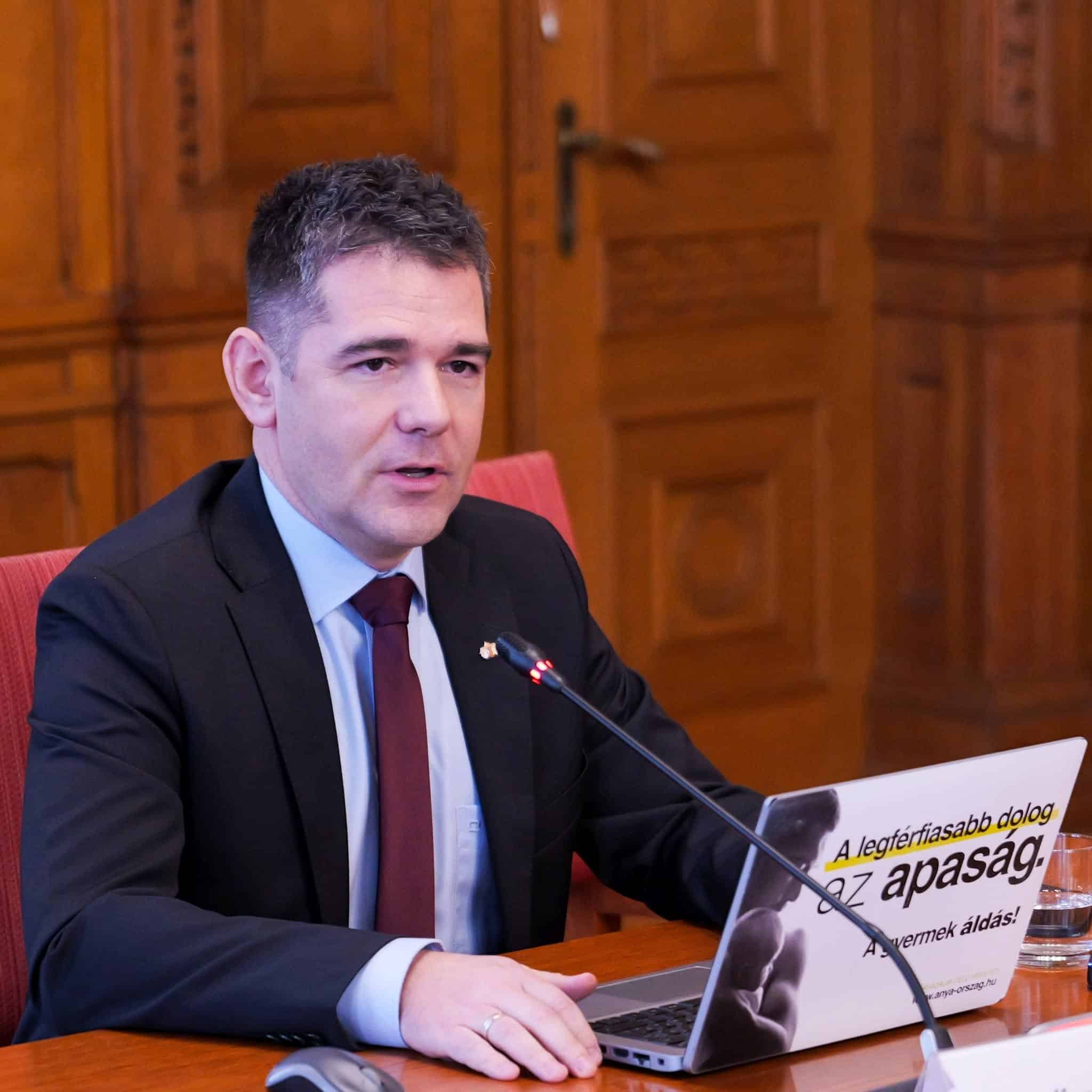 Kémiai kasztrálással büntetné a pedofilokat a Mi Hazánk egy új törvényjavaslatban