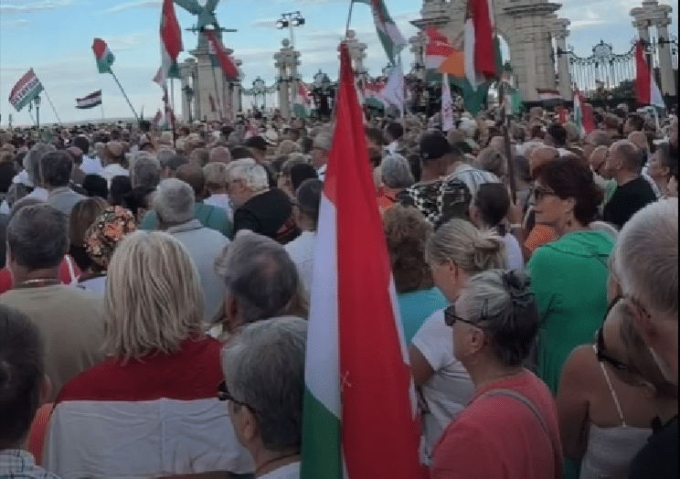 Interaktív kormánykritikus demonstrációt szerveznek szombat estére a Kossuth térre
