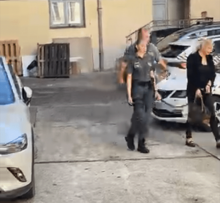 Vezetőszáron kísérték a bíróságra Fásy Ádám feleségét Kecskeméten