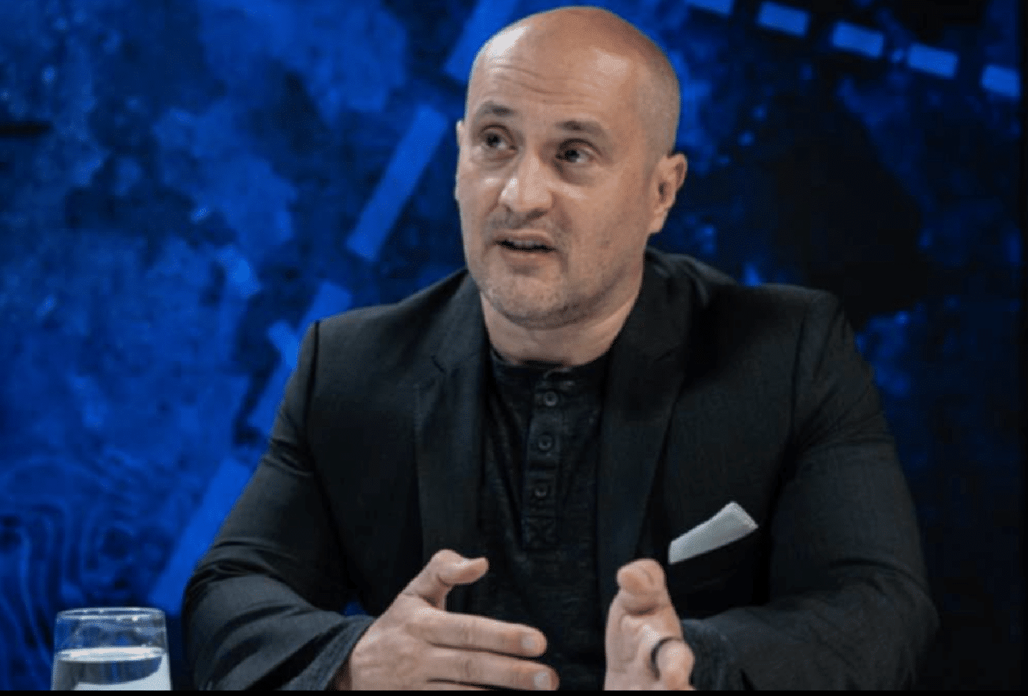 Tarjányi Péter a politikai erőszak veszélyeire figyelmeztet Magyar Péter leöntése után