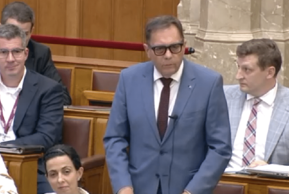 Molnár Áron szerint egy rendezvényre kétszer vett fel állami támogatást két jászsági szervezet, Pócs János perrel fenyeget