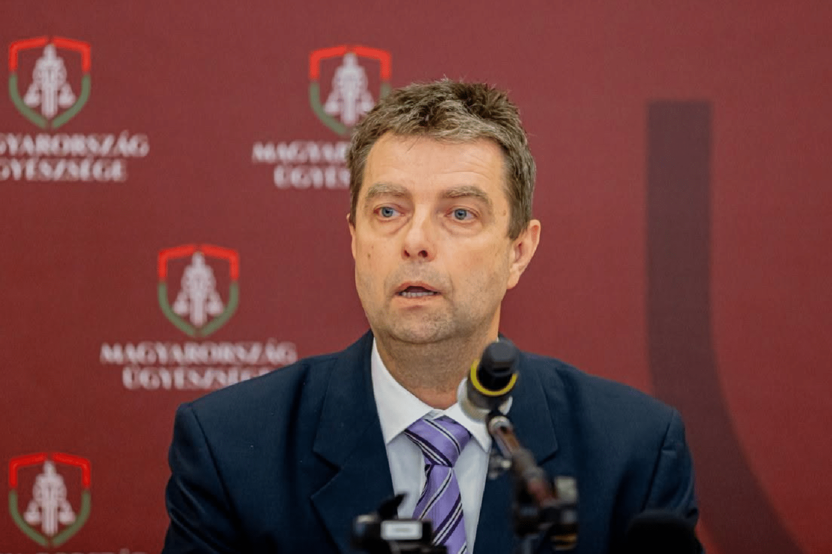 A parlamentben most hallgatják meg Fürcht Pál volt főügyészt a végrehajtási ügyekről